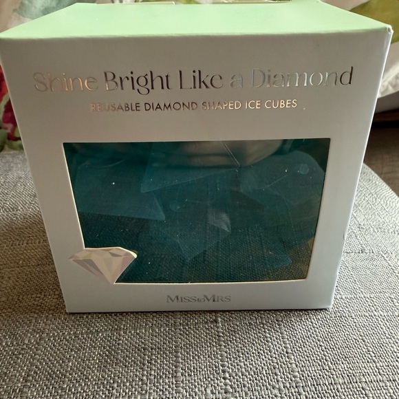 NWT Miss to Mrs Shine Bright Like A Diamond Reuseable Diamond Shaped Ice Cubes - Picture 2 of 3